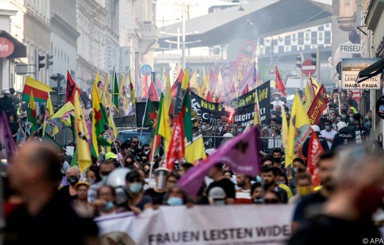 Kundgebung von kurdischen und linken Aktivisten und Politikern der Grünen am 26. Juni in Wien