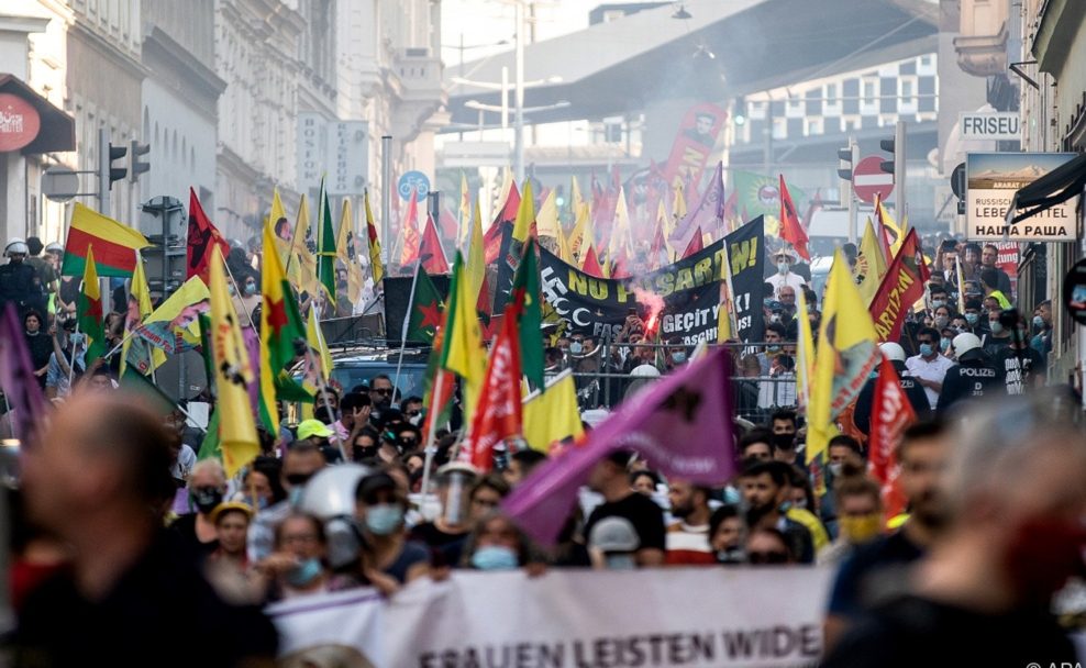 Kundgebung von kurdischen und linken Aktivisten und Politikern der Grünen am 26. Juni in Wien