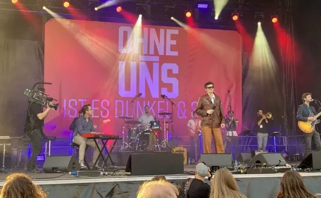 Norbert Schneider machte den musikalischen Auftakt bei der "Ohne-Uns" Kundgebung am Heldenplatz