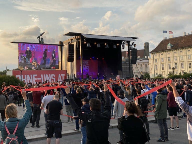 Kundgebung "Ohne-Uns ist es dunkel und still" am Wiener Heldenplatz