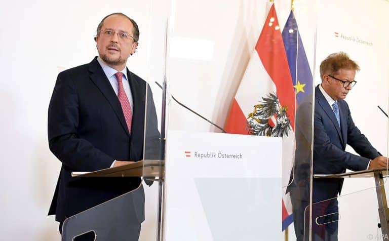 Außenminister Alexander Schallenberg (ÖVP) und Gesundheitsminister Rudolf Anschober (G) im Rahmen einer PK