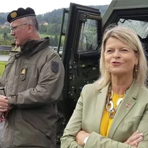 Verteidigungsministerin Klaudia Tanner und der steirische Brigadier Heinz Zöllner bei einem Fototermin in Deutschlandsberg