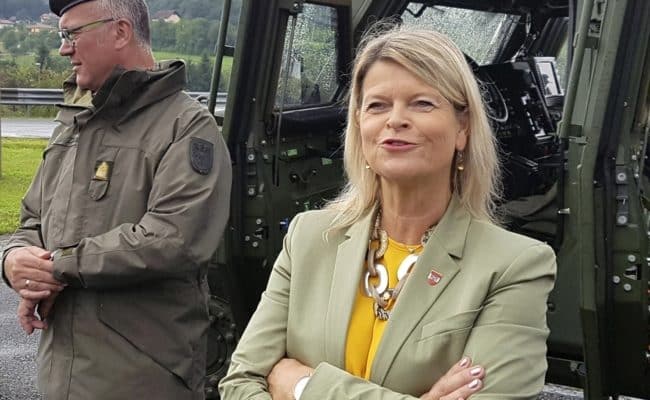 Verteidigungsministerin Klaudia Tanner und der steirische Brigadier Heinz Zöllner bei einem Fototermin in Deutschlandsberg