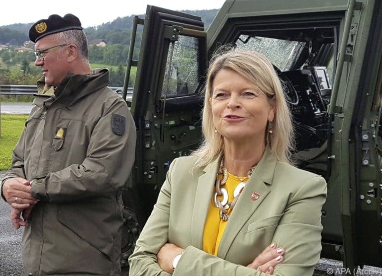 Verteidigungsministerin Klaudia Tanner und der steirische Brigadier Heinz Zöllner bei einem Fototermin in Deutschlandsberg