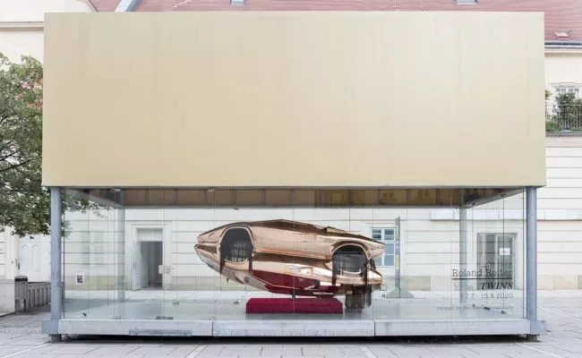 Roland Reiters Installation "Twins" zeigt zwei verschweisste Lamborghini im Museumsquartier