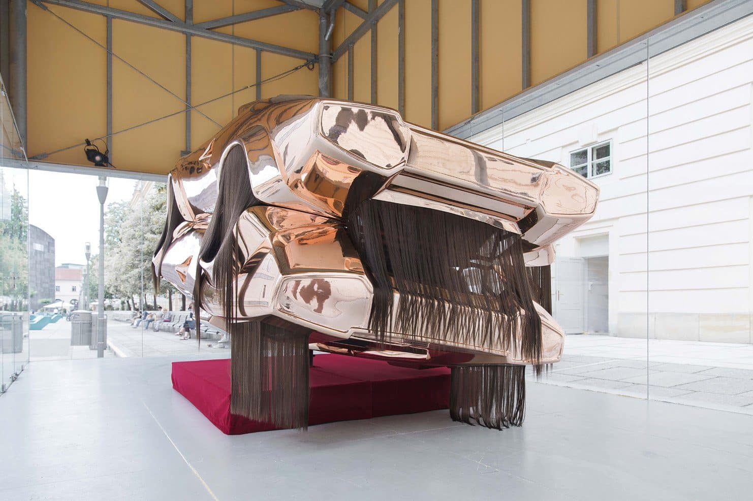 Roland Reiters Installation “Twins” in der MQ ART BOX | © Kaja Clara Joo Roland Reiters Installation "Twins" zeigt zwei verschweisste Lamborghini im Museumsquartier