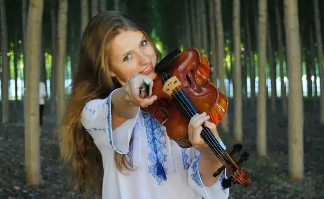 Zoryana Antonyak spielt Violine im Orchester und gibt Musikunterricht in Wien