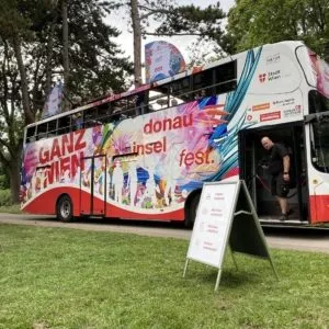 Donauinselfest Tourbus mit Wir4 machte Halt im Währingerpark