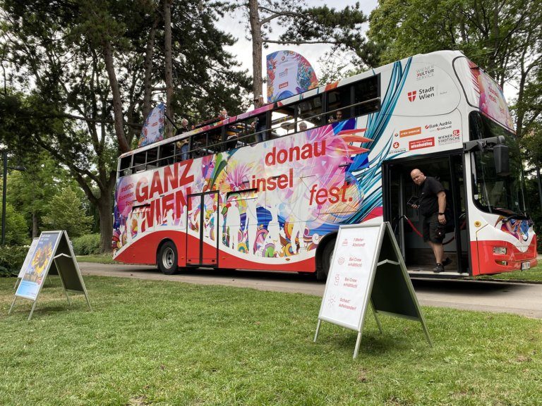 Donauinselfest Tourbus mit Wir4 machte Halt im Währingerpark