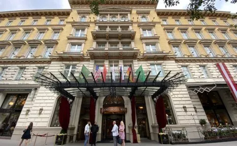 Grand Hotel Wien auf der Ringstraße bietet auf der Dachterrasse Barbetrieb
