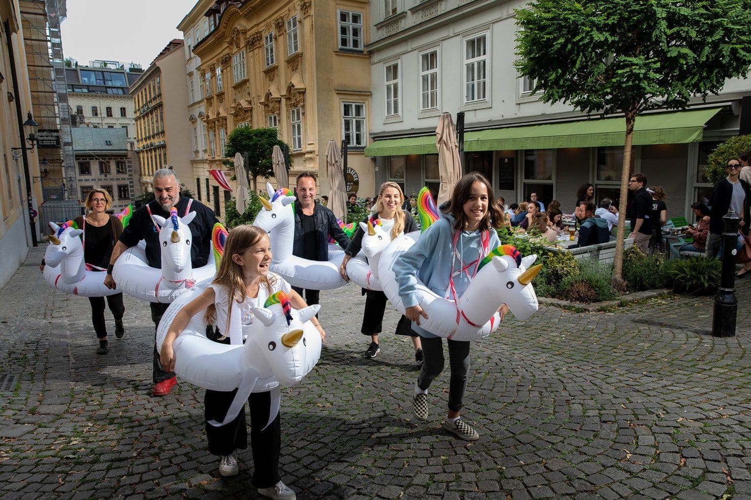 Publikum, Performer und Veranstaltungs-Profis gestalten einen Lichtblick am Ulrichsplatz