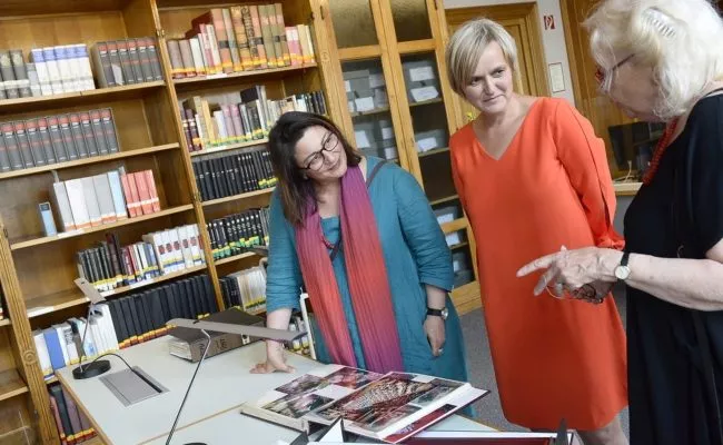 StRin Veronica Kaup-Hasler, Wienbibliothek Direktorin Anita Eichinger und Tobisch-Vertraute Barbara Urbanek sichten den Nachlass