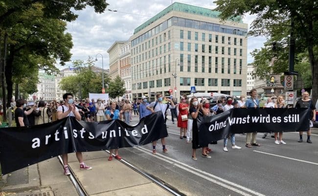 Eine Gruppe startete den Schweigemarsch "Ohne Kunst wird's still" am Universitätsring