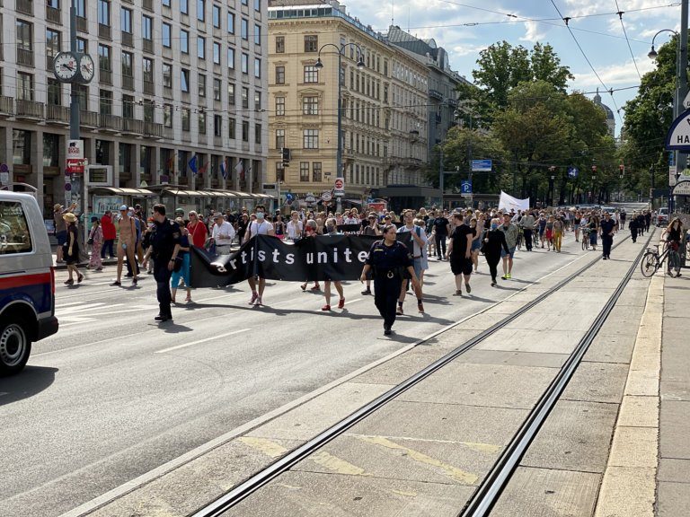 Schweigemarsch "Ohne Kunst wird's still" führte vorbei an der Staatsoper