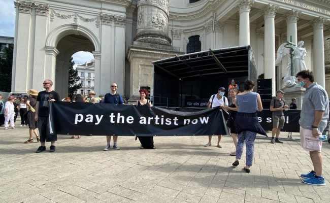 Die Abschlusskundgebung des Schweigemarsch "Ohne Kunst wird's still" fand im Resselpark statt