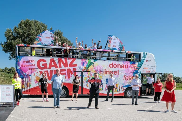 Michael Ludwig und Donauinselfest-Tour Mitarbeiter beim ersten Pop-up Konzert auf der Donauinsel