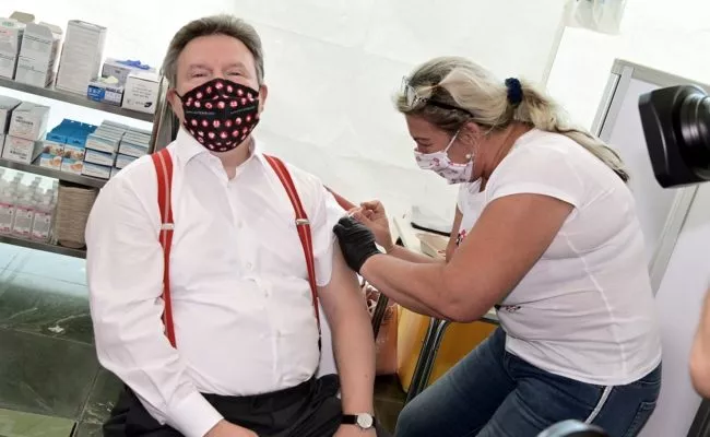 Bürgermeister Michael Ludwig geht mit gutem Beispiel voran und lässt sich impfen