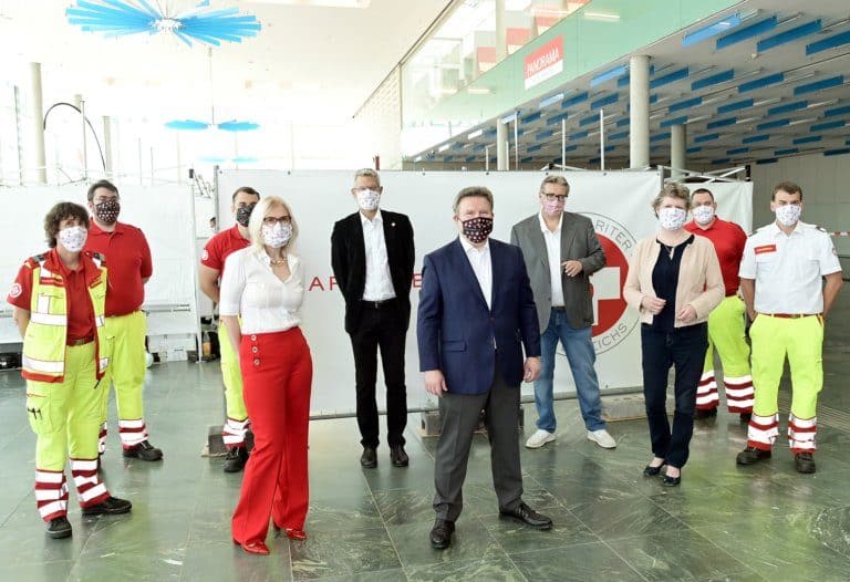 Bürgermeister Michael Ludwig, Gesundheitsstadtrat Peter Hacker und der Arbeiter-Samariterbund (ASBÖ) in der Messe Wien