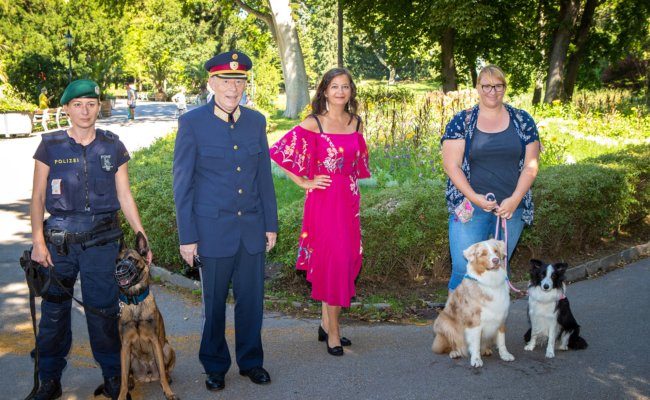 Wiener Vize-Polizeipräsident Michael Lepuschitz und Stadträtin Ulli Sima beim Auftakt der Schwerpunktkontrollen für Hundehalter