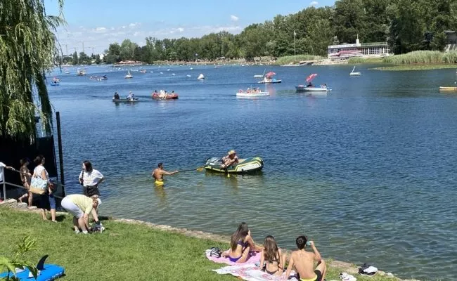 Badegäste in kleinen Booten genossen den herrlichen Sonntag in Wien an der Alten Donau