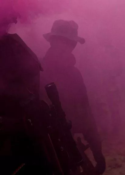 Pink Tactical Smoke, aus der Serie: Men Don’t Play von Simon Lehner