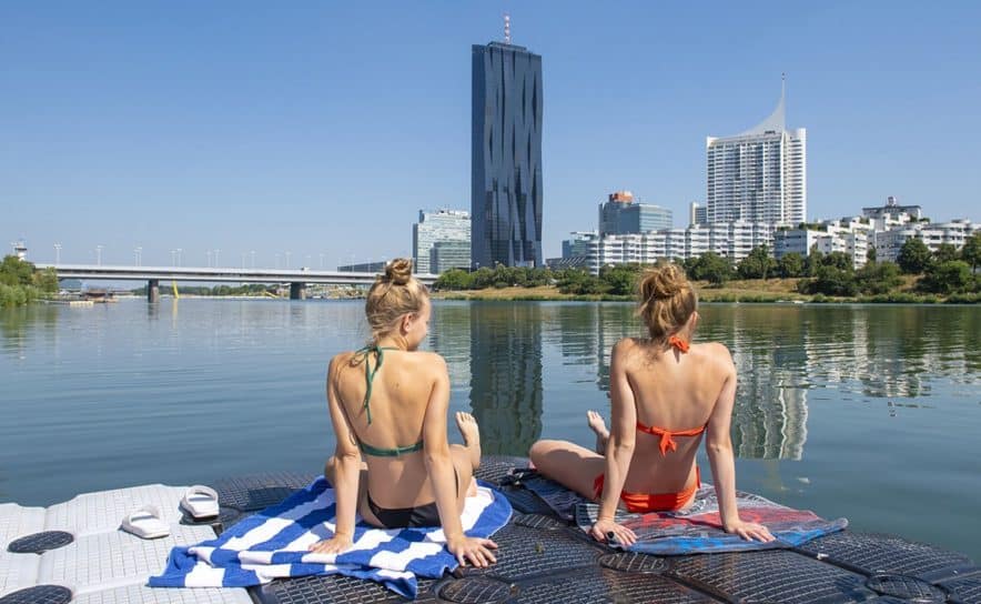Die Neue Donau in Wien ist ein beliebter Badeort.