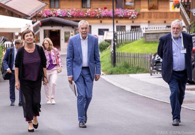 Doris Schmidauer und Alexander Van der Bellen mit Forum Alpach Präsident Franz Fischler