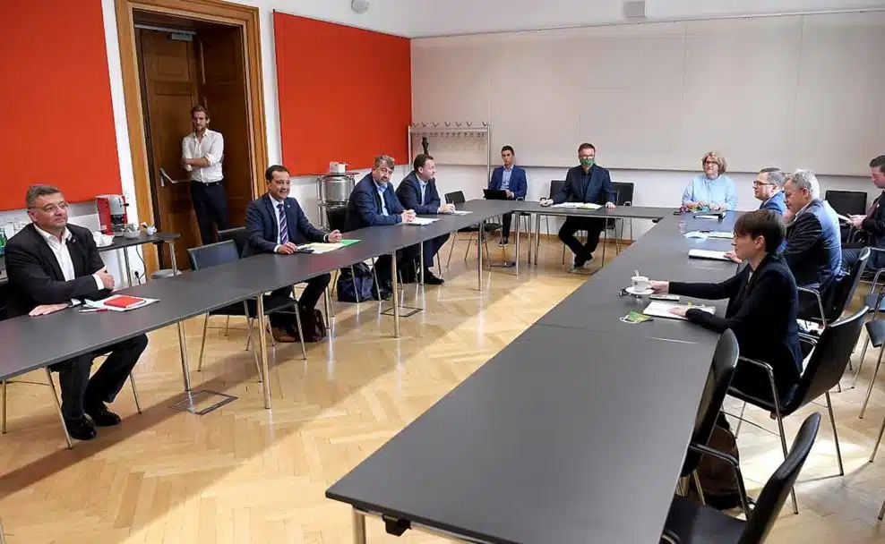 Anschober stellt sich Kritik der Parlamentsfraktionen mit Mund-Nasen-Schutz