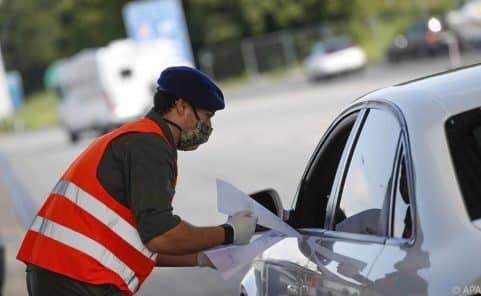 Die Einreise für ausländische Arbeitnehmer wird erleichtert, Durchreisende müssen Formular ausfüllen