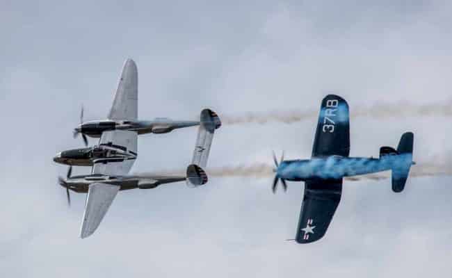 Lockheed P-38 "Lightning" und Chance Vought F4U-4 "Corsair" in der Luft