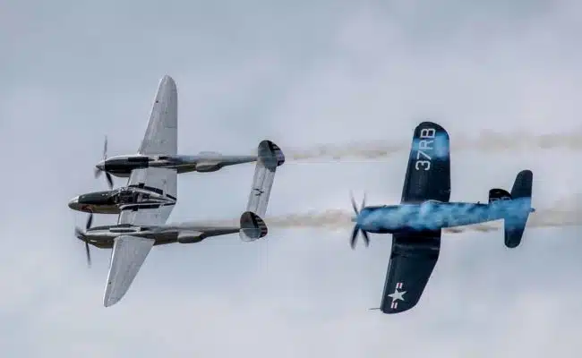Lockheed P-38 "Lightning" und Chance Vought F4U-4 "Corsair" in der Luft