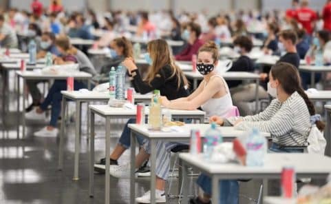 Beim Aufnahmetest an einer Medizin-Uni in Wien mussten Bewerber Mund-Nasen-Schutz tragen