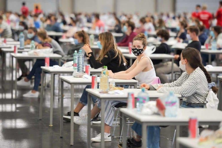 Beim Aufnahmetest an einer Medizin-Uni in Wien mussten Bewerber Mund-Nasen-Schutz tragen