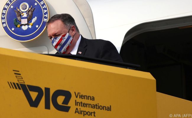US-Aussenminister Mike Pompeo trägt eine Mund-Nasen-Schutz bei seiner Ankunft in Wien