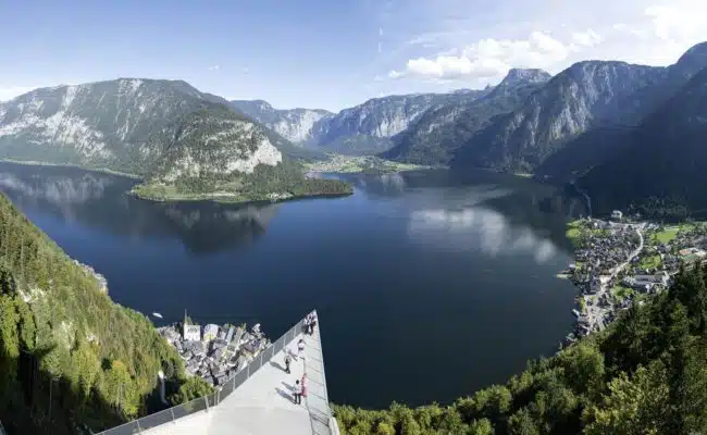 Blick vom Skywalk Welterbeblick auf Hallstatt, den Hallstätter See und die umliegenden Berge