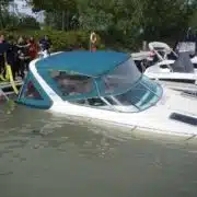 Boot im Yachthafen Marina Wien vor dem Untergang bewahrt