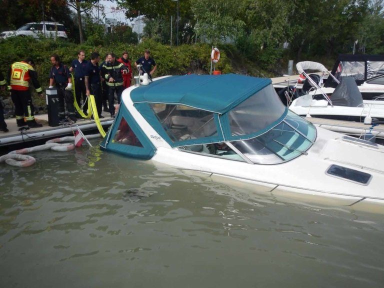 Boot im Yachthafen Marina Wien vor dem Untergang bewahrt