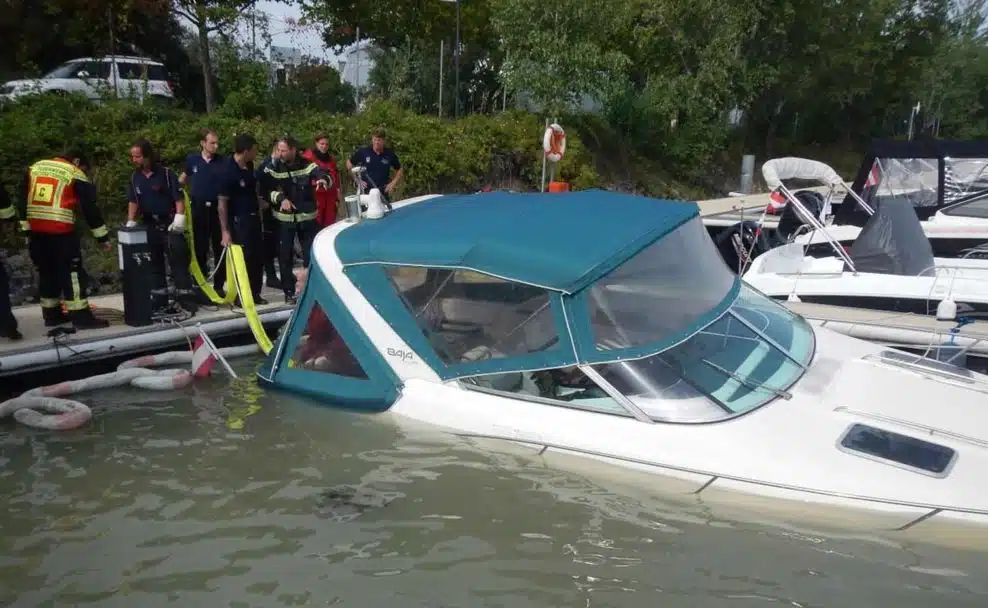 Boot im Yachthafen Marina Wien vor dem Untergang bewahrt