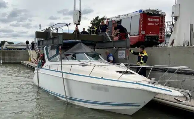 Bergung eines sinkenden Bootes im Yachthafen Marina Wien