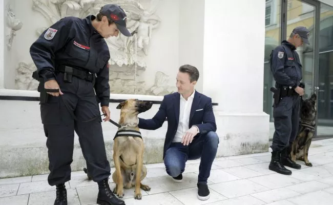 Finanzminister Gernot Blümel begrüßt neue Diensthunde beim Zoll