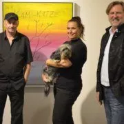 Alf Poier mit Barbara Karlich und Siegfried Kaiblinger bei der Ausstellung