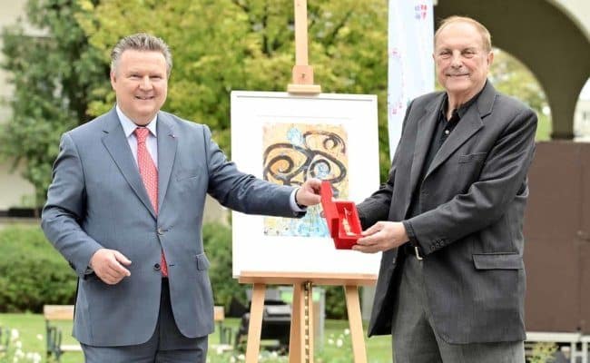 Michael Ludwig übergibt Christian Ludwig Attersee den Goldenen Rathausmann