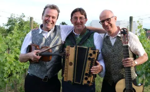 Das Trio Trio Gluatmugl spielt und singt mit Freude kostbare Kleinodien