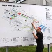 Ars Electronica Festivalleiter Martin Honzik zeigt Schauplätze am Gelände der JKU