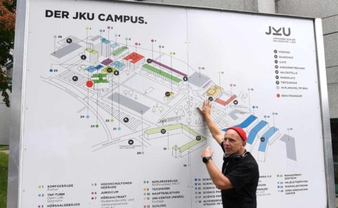 Ars Electronica Festivalleiter Martin Honzik zeigt Schauplätze am Gelände der JKU