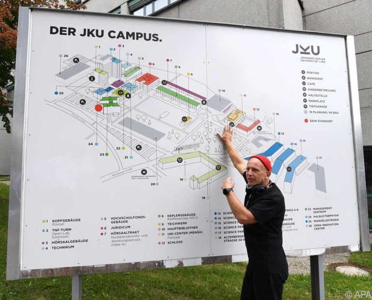 Ars Electronica Festivalleiter Martin Honzik zeigt Schauplätze am Gelände der JKU