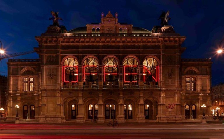 Leuchtender Schriftzug "Offen" auf der Fassade der Staatsoper am Ring