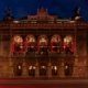 Leuchtender Schriftzug "Offen" auf der Fassade der Staatsoper am Ring