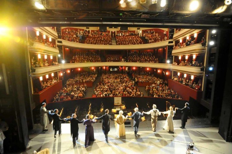 Schlussapplaus für Robert Meyer als Direktor der Volksoper Wien