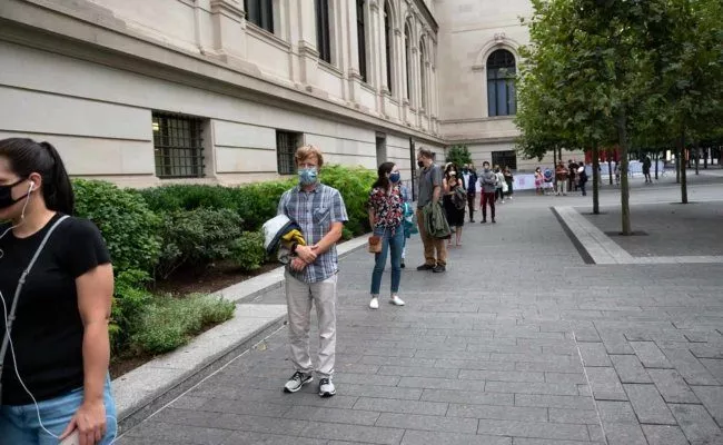Die ersten Besucher warten vordem Metropolitan Museum of Art in New York City auf Einlass